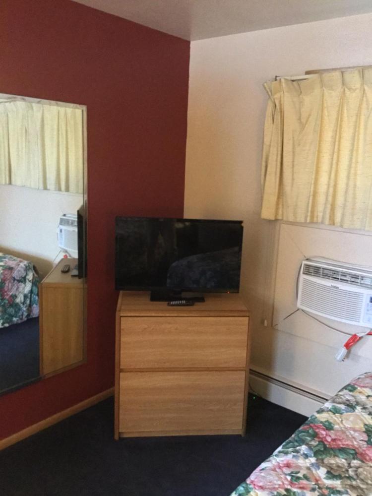 Deluxe Queen Room interior